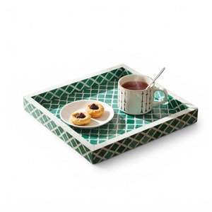 Plateau artisanal en os vert incrusté, motif losanges marocains, plateau de service décoratif de luxe pour table basse ou ottoman - Product Image 1