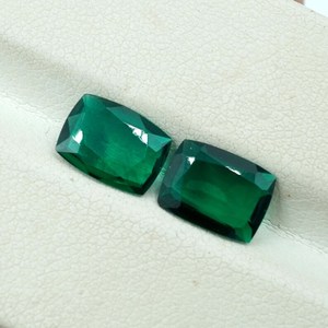 Paire d'émeraudes zambiennes cultivées en laboratoire : pierres précieuses vertes taille coussin (8x6x2,5 mm) (2 pièces) - Product Image 3