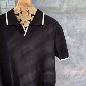 เสื้อเชิ้ตคลาสสิกผ้าฝ้ายแท้ 100% ทรงปกติ สวมใส่สบาย น้ำหนัก 220 กรัม ผ้าเจอร์ซีย์เนื้อแน่น ปักลายเรียบๆ  ออกแบบโลโก้ได้ตามต้องการ แห้งเร็ว ระบายอากาศได้ดี - Product Image 2
