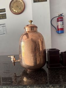 Distributeur d'eau artisanal en cuivre avec couvercle et robinet, style vintage, grande capacité, ensemble de vaisselle ayurvédique - Product Image 5