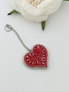 Pendentif cœur brodé et perlé : Breloque porte-clés rouge - Product Image 3