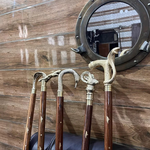 Bâtons de marche rustiques modernes en bois naturel écologique avec poignée en laiton poli, idéaux pour les cadeaux - Product Image 1