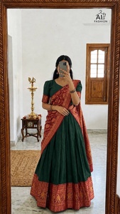 Modèles de Lehanga Choli très demandés pour mariages et cérémonies nuptiales, à prix de gros pour l'exportation auprès d'un fournisseur indien. - Product Image 2