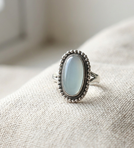 Anillo de piedra preciosa ovalada de calcedonia azul natural, anillo vintage bohemio de plata de ley 925, anillo llamativo hecho a mano, joyería para mujer, regalo de Navidad - Product Image 1