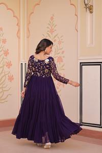 ชุดเดรสยาวแบบ Anarkali ผ้าจอร์เจตต์สีม่วงเข้มหรูหรา ปักลายดิ้นทองหนัก แต่งระบายเป็นชั้นๆ เหมาะสำหรับงานแต่งงานแบบอินเดียและปากีสถาน - Product Image 4