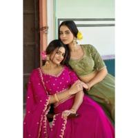Lehenga de créateur pour femmes avec des détails complexes en sequins et broderies