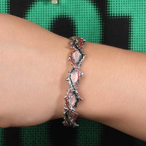 Brazalete Unisex Punk de Oro Sólido de 14K con Espinas de Rosa Plateadas, Diseño de Flor Esmaltada en Rojo, Diamantes y Piedras Preciosas Púrpuras - Product Image 2