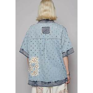Top de Mezclilla Azul Claro Desgastado de Manga Media para Mujer Veloro con Cierre de Botones POL, Talla S, 504g - Product Image 1