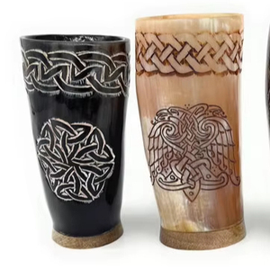 Juego de dos vasos de cuerno de búfalo de origen ético, colección Odin Glory, acabado pulido natural, para hidromiel. - Product Image 1