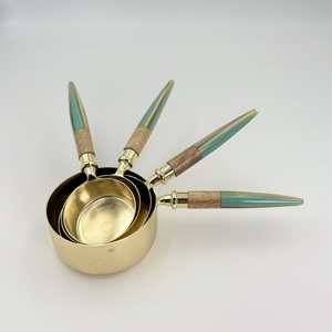 Juego de 4 Tazas Medidoras de Acero Inoxidable, Chapadas en Oro, con Asa de Resina, Utensilios de Cocina para Repostería y Barista - Product Image 1