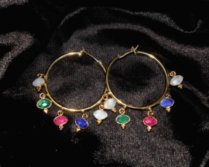 Boucles d'oreilles créoles plaquées or 18 carats style bohème avec breloques multi-pierres et motif œil porte-bonheur pour femme, thème judaïsme - Product Image 6