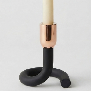 Porte-bougie moderne noir en forme de S avec coupelle en cuivre pour bougie conique, idéal pour la décoration intérieure - Product Image 2