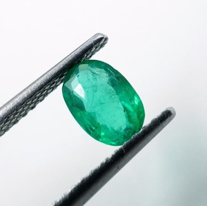 พลอยมรกตธรรมชาติจากราชสถาน HAYAAT GEMS 0.55 กะรัต มรกตเจียระไนทรงรี สีเขียว ขนาด 6.5x4.5x3.5 มม. สำหรับทำเครื่องประดับ - Product Image 5