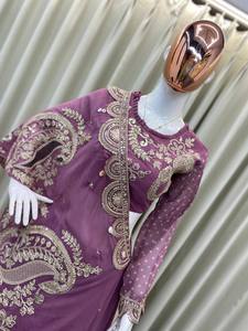 Tenue de fête en georgette, lehenga choli avec veste brodée style shrug et design ethnique traditionnel - Product Image 3