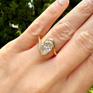 Bague de fiançailles élégante Royal Saga à bande incurvée en or 10K avec diamant de laboratoire taille marquise de 2,00 carats certifié IGI, idéale pour offrir et célébrer - Product Image 5