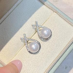 Pendientes de Perlas de Agua Dulce Redondas Pequeñas de 7 mm de Alta Calidad con un Atractivo Diseño Dinámico y Elegante en Forma de Pez de Plata S925 - Product Image 3