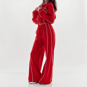 Ensemble de sport pour femme personnalisé : sweat à capuche court ample et pantalon de survêtement large – Survêtement de gym rouge confortable et élégant pour femme - Product Image 3