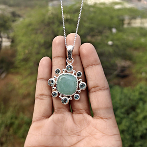 Collier pendentif de luxe en amazonite naturelle et quartz bleu suisse, design de créateur, texture métallique, laiton plaqué argent. - Product Image 2