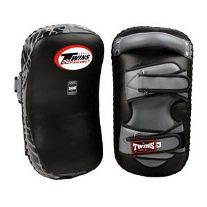 Twins Curved Kick Pads, Almohadillas de Protección de Cuero Negro/Gris para Entrenamiento, Hechas a Medida, para Boxeo y MMA Muay Thai - Product Image 1