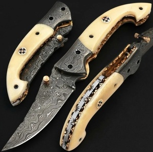 Couteau pliant artisanal en acier Damas de qualité industrielle avec manche en os et étui en cuir pour le camping en plein air - Product Image 5