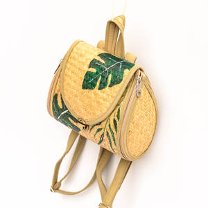 Elegante mochila de paja con estampado de hojas tropicales – Diseño juvenil, accesorio de viaje perfecto, trapezoidal/cuadrado con solapa redondeada. - Product Image 4