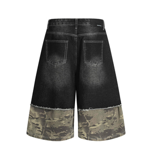 Pantalones cortos de mezclilla negros para hombre, diseño de patchwork de camuflaje verde, estilo utilitario de calle con efecto de dos piezas y pierna ancha. - Product Image 2