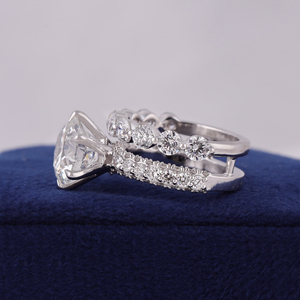 Bague de fiançailles en or 14 carats avec diamant de laboratoire rond, sertie de griffes, alliance pavée, certifiée IGI - Product Image 2