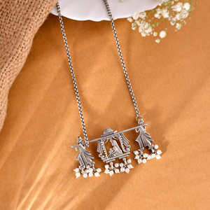 Pendentif en argent Meera Jaipur Doli avec collection de charmes élégants en perles - Product Image 2