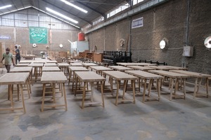 Escritorio Ergonómico de Madera de Teca, Diseño Simple, Acabado Natural, Patas de Caballete, Estilo Moderno Minimalista - Product Image 6