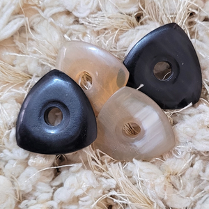 Juego de 10 púas triangulares exóticas de cuerno de búfalo real con orificio para un mejor agarre al mejor precio - Product Image 2