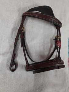 Delfina French Crank Cavesson Noseband Juego de bridas de doma de cuero negro con relleno suave para uso ecuestre de equitación - Product Image 2