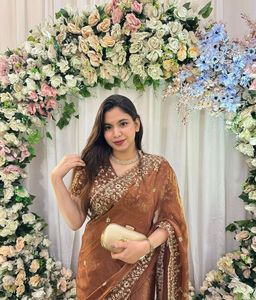 Sari indien de boutique, style Bollywood, en tissu de soie mousseline lourde et douce, avec broderie riche, C-PALLU, travail de Zari et de sequins, et bordure découpée - Product Image 1
