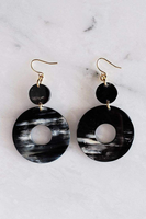 Boucles d'oreilles élégantes en corne, fabriquées à la main, qui mettent en valeur l'esthétique indigène avec une finition artisanale intemporelle.