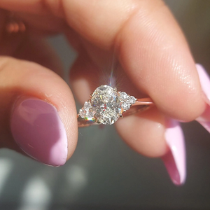 Anillo de compromiso de oro rosa con diamante ovalado de 1,5 quilates, engaste de púas, joyería fina romántica para mujer - Product Image 4