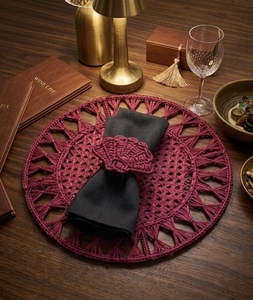 Precio de fábrica: Mantel individual de paja tejido a mano con banda de servilleta de concha, alta demanda, venta al por mayor, vajilla para banquetes - Product Image 1