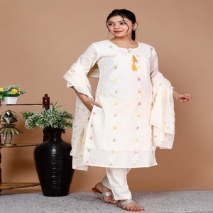 Conjunto de Kurta de Boda Tradicional de Algodón Blanco Elegante para Mujer NIYANI, Bordado Floral Delicado, Dupatta Suave, Ropa Étnica de Rajasthan - Product Image 4