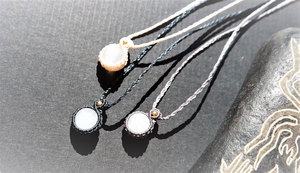 จี้ผีเสื้อแบบมินิมอลทำจากทองแดงและควอตซ์ พร้อมเชือกถักมาคราเม่สีฟ้า ชมพู และครีม สร้อยคอทำมือสำหรับโอกาสพิเศษ เช่น วันครบรอบ - Product Image 2