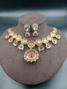 ชุดสร้อยคอและต่างหูคริสตัลชุบทองคำขาว Amaira Jewels สำหรับผู้หญิง ดีไซน์ดอกไม้คลาสสิกสำหรับงานแต่งงาน ประดับแบบ Bezel Setting - Product Image 3