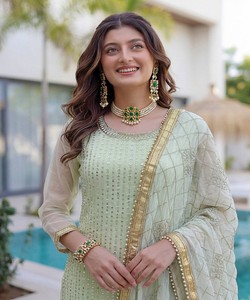 Ensemble haut, sharara et dupatta en coton de luxe, avec broderie fantaisie en géorgette, travail de sequins et zari, multicolore, pour tenue de fête, prix de gros, ethnique - Product Image 3