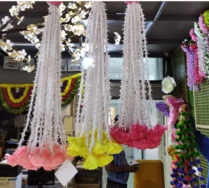 Décoration murale bohème en macramé avec pompons oranges et perles blanches pour décoration de mariage en intérieur - Product Image 4