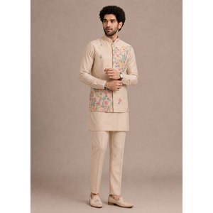 Conjunto de Kurta y Pantalón de Seda Beige con Bordado Floral para Hombre, con Chaqueta - Product Image 3