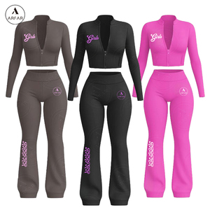 Conjunto de leggings y top corto de manga larga negro para mujer, ropa deportiva transpirable, estampado sin costuras, cintura en V, pierna acampanada, logo frontal - Product Image 6