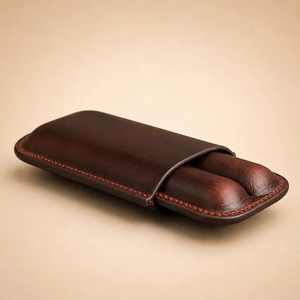 Étui de luxe pour le stockage du tabac avec coupe-tube intégré et construction en cuir véritable pour les styles de vie exécutifs, en vente en gros - Product Image 2