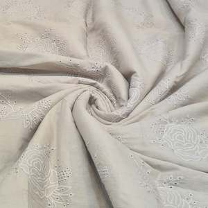 Tissu brodé de qualité supérieure conçu pour la mode moderne et les collections de vêtements élégants. Ce tissu présente de belles qualités. - Product Image 1