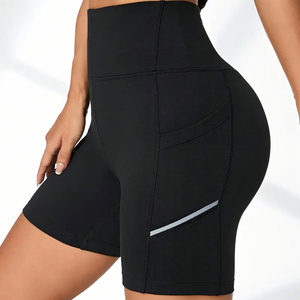 Shorts de compression athlétiques pour femmes, couleur unie noire, taille haute, avec poches, coupe ajustée, séchage rapide, pour yoga, entraînement et course à pied - Product Image 1