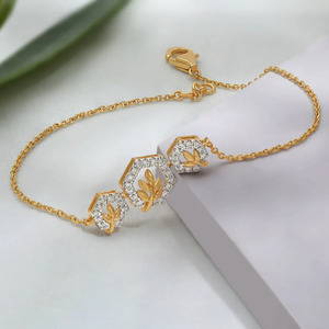 Bracelet en diamant botanique à triple hexagone avec chaîne en or jaune et motif de feuille sculptée au centre - Product Image 5