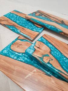 Plateau de service en bois d'acacia et résine époxy, planche à découper rustique en bois pour fromages, collations, fruits et présentation de table - Product Image 3