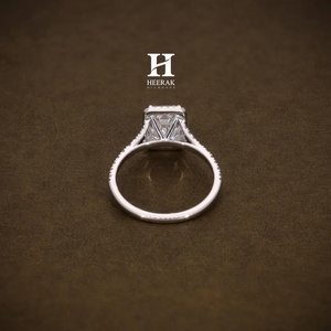 Bague de fiançailles de luxe en or blanc 14 carats avec diamant de laboratoire taille émeraude 2,0 carats VVS1 DEF, halo et anneau fendu, pour femme - Product Image 2