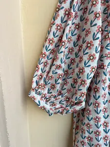 เดรสทรงเอไลน์ผ้าฝ้ายอินเดียพิมพ์ลายด้วยมือ เป็นมิตรกับสิ่งแวดล้อม ผ้าฝ้าย 100% สไตล์ลำลอง พร้อมงานปักและตกแต่งพู่ห้อย - Product Image 4