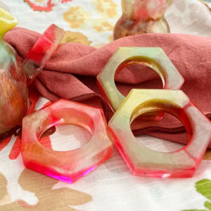 Colección única de servilleteros de resina para decoración de mesas festivas, creando un ambiente festivo y una presentación elegante. - Product Image 1